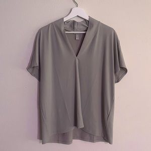🤙🏼 H & M Grey Short Sleeve V Neck Blouse Top